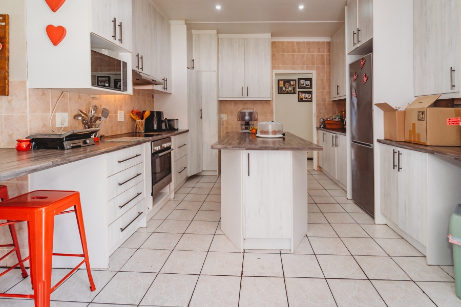 4 Bedroom Property for Sale in Bodorp Western Cape